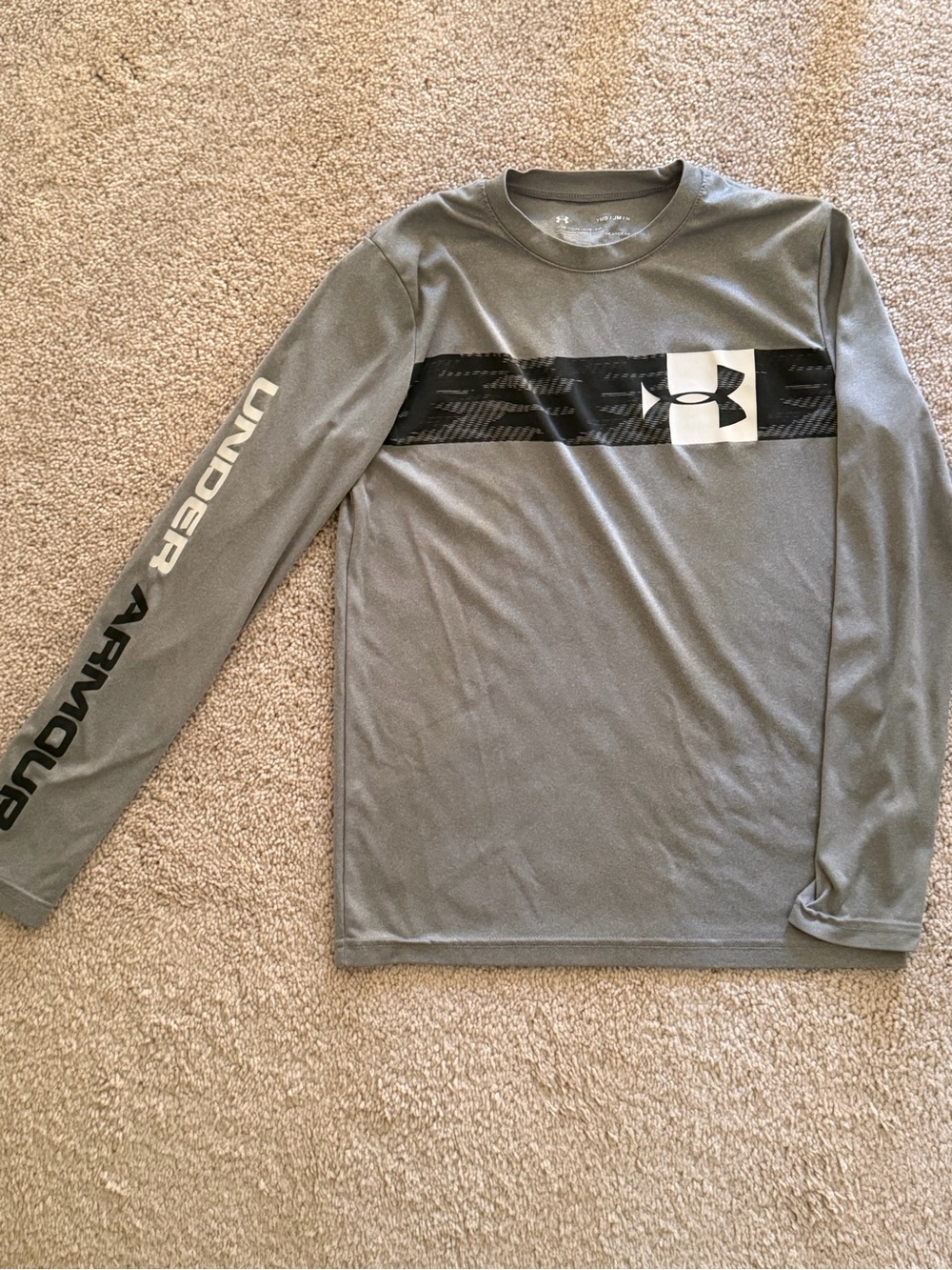 Under Armour boy’s Long Sleeve Gray Performance Tee